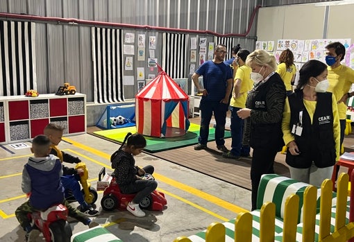 Niños jugando en la ludoteca del centro de refugiados