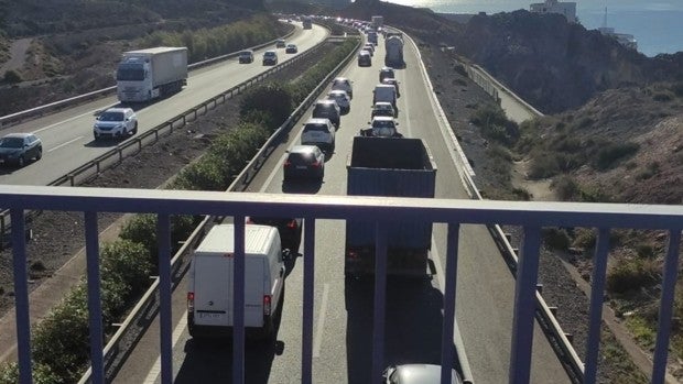 El suplicio diario del tapón del Cañarete en Almería: dos horas para realizar 14 kilómetros en coche