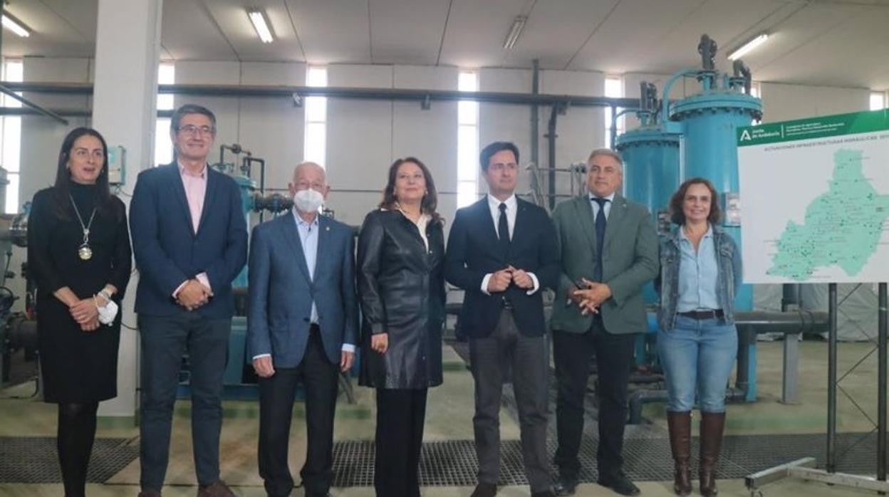 Carmen Crespo, en el centro, en la visita a la estación depuradora de El Ejido