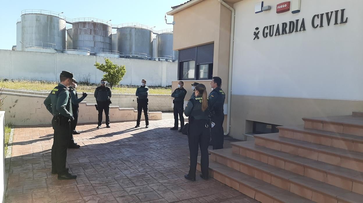 Agentes ante las puertas del cuartel de Baena, uno de los que recibirán ayuda para obras de mejora