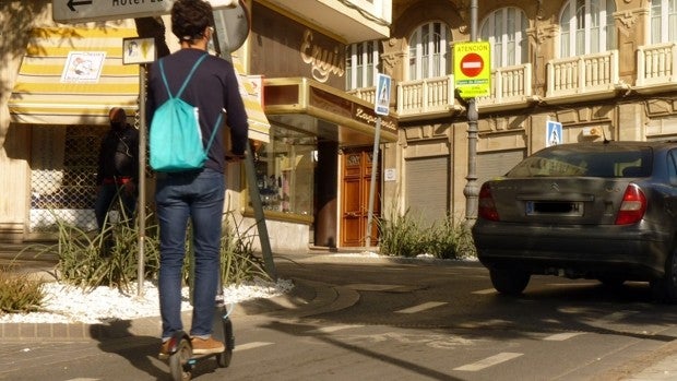 La DGT a la caza del patinete en las aceras de Almería, primera campaña en España con sanciones desde 100€