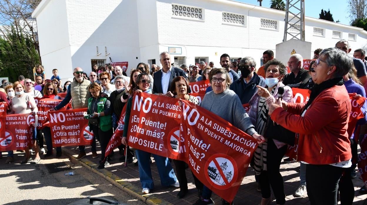 Imagen de la protesta de vecinos de San Roque contra esta subestación eléctrica en el municipio