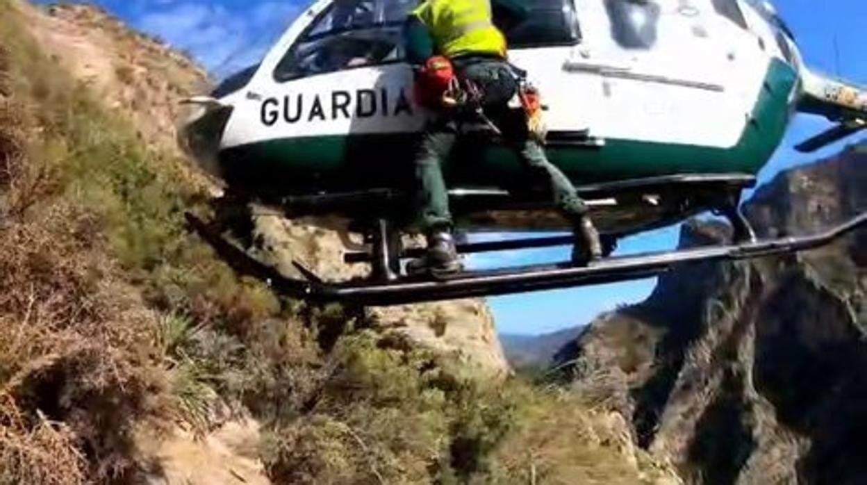 Un agente de la Guardia Civil en el helicóptero, durante el rescate