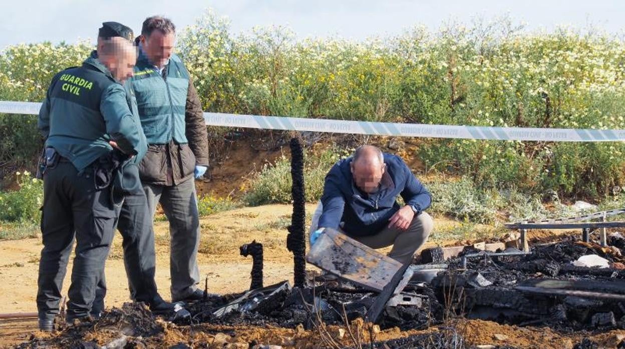 Efectivos de la Benemérita toman muestras del lugar donde se produjo el incendio de la chabola