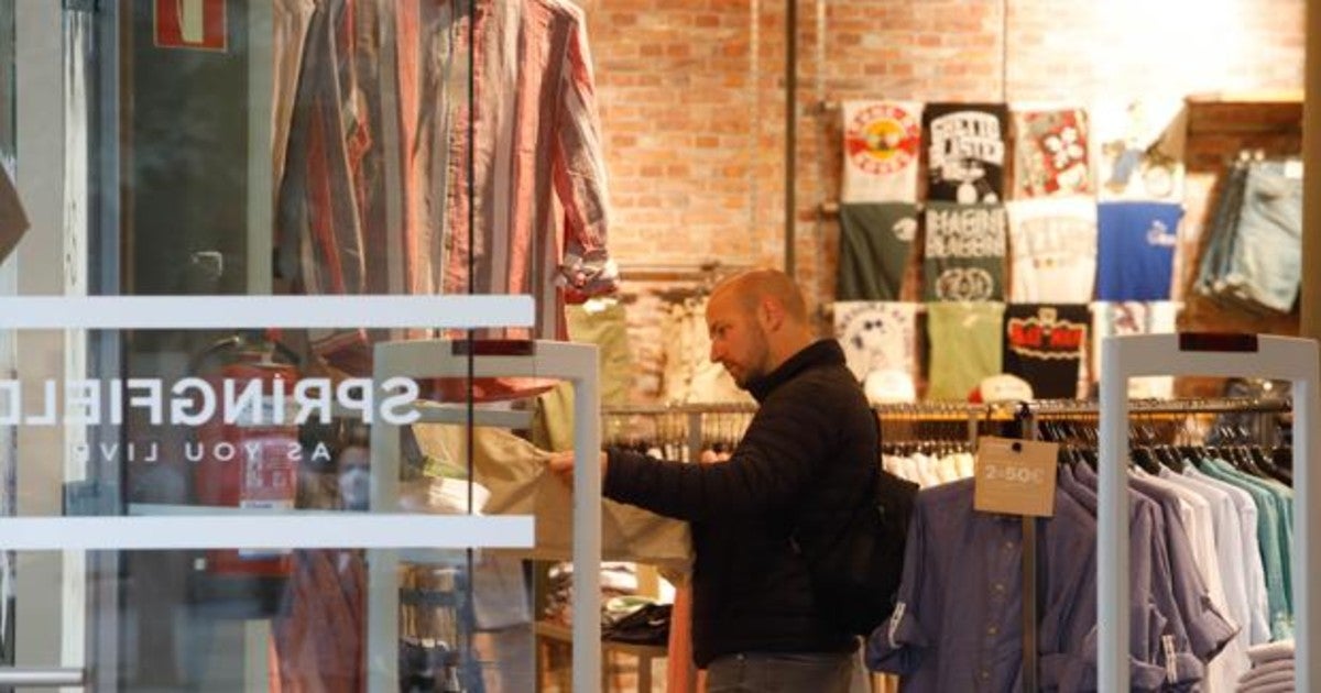 Un hombre, en el interior de una tienda de Córdoba sin mascarilla