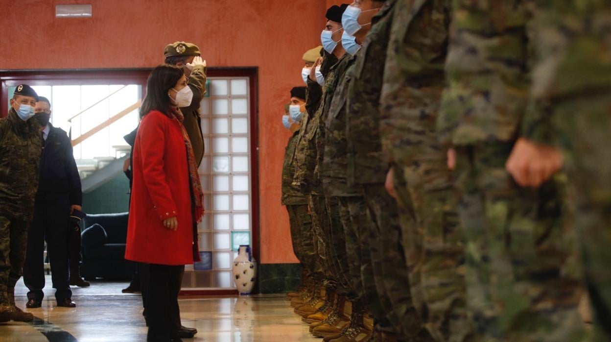 La ministra de Defensa, margarita Robles, con mandos en Cerro Muriano