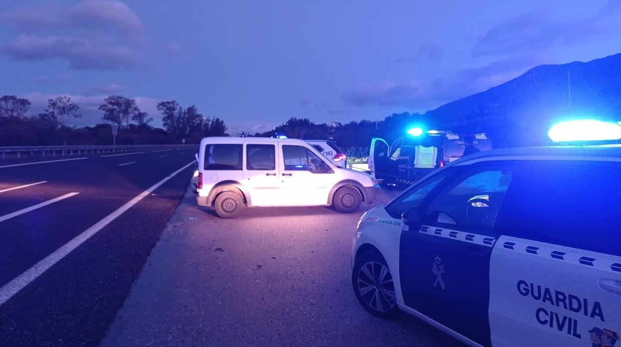 La Ford Transit detenida por la Guardia Civil en un margen de la carretera