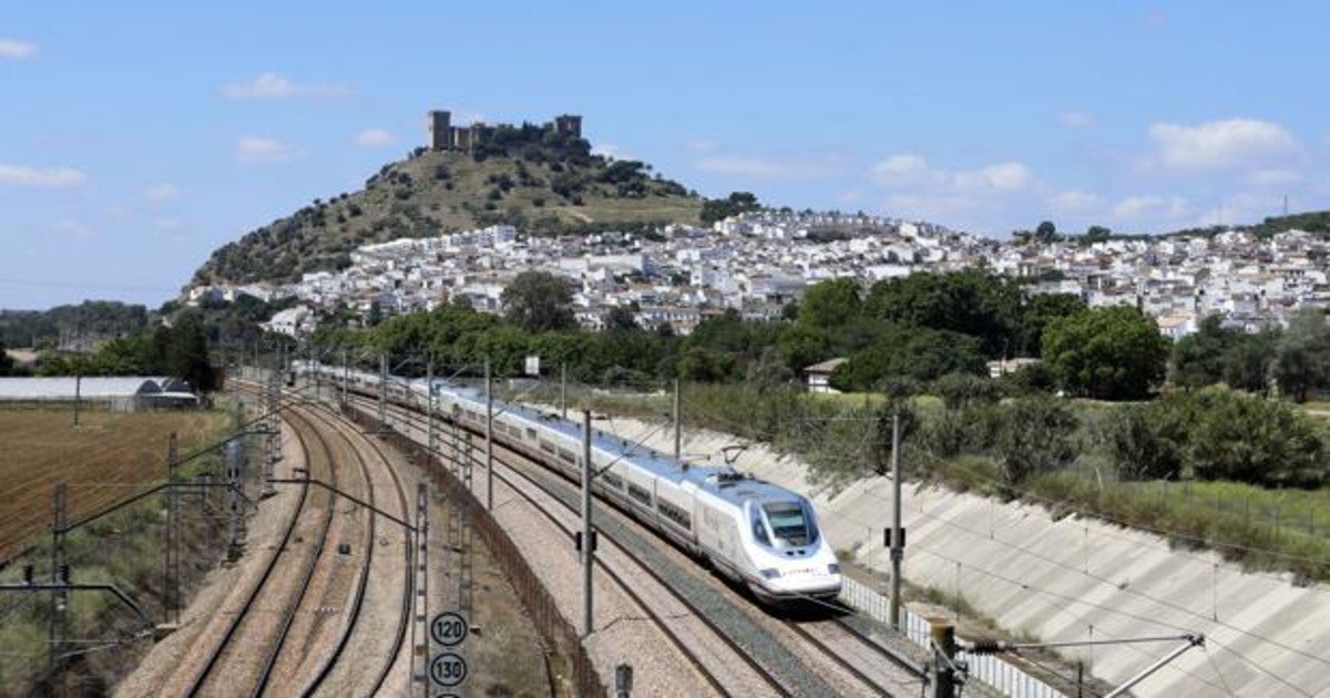 Un tren de Alta Velocidad pasa por el casco urbano y el castillo de Almodóvar del Río