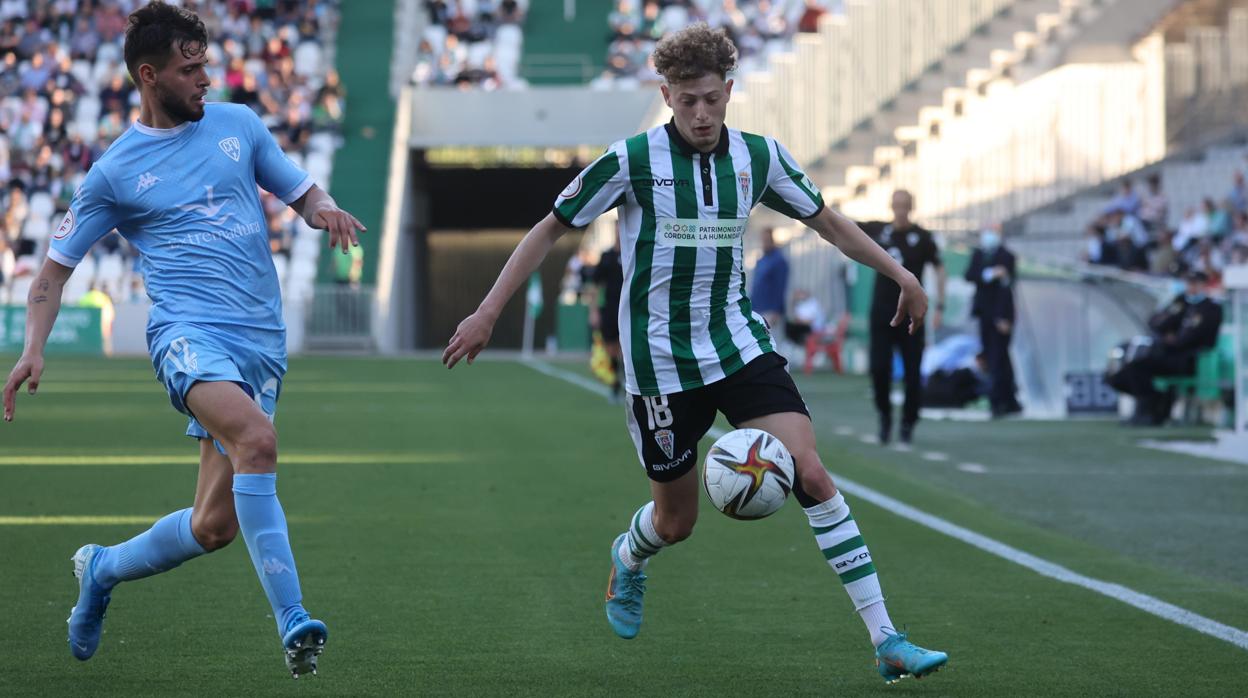 Simo conduce el balón durante un partido en El Arcángel