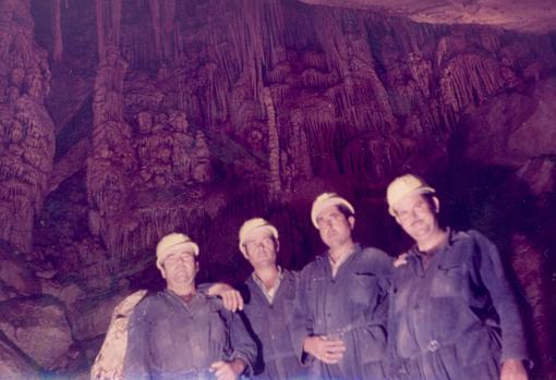 Algunos de los primeros investigadores en la Cueva de los Murciélagos