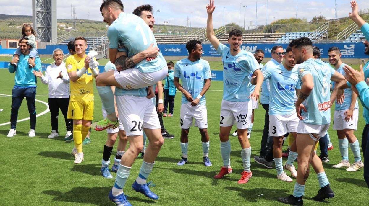 Los jugadores del Ciudad de Lucena celebran la clasificación para el play off de ascenso