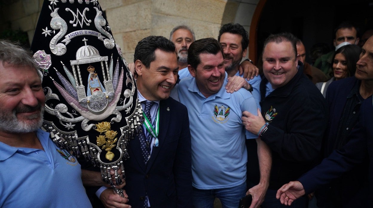 El presidente de la Junta de Andalucía, Juanma Moreno, asistió ayer domingo 24 de abril a la romería de la Virgen de la Cabeza en Jaén