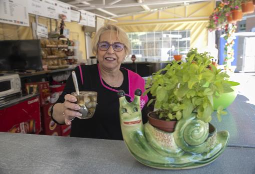 María Cebrián tras la barra de Los Patos I