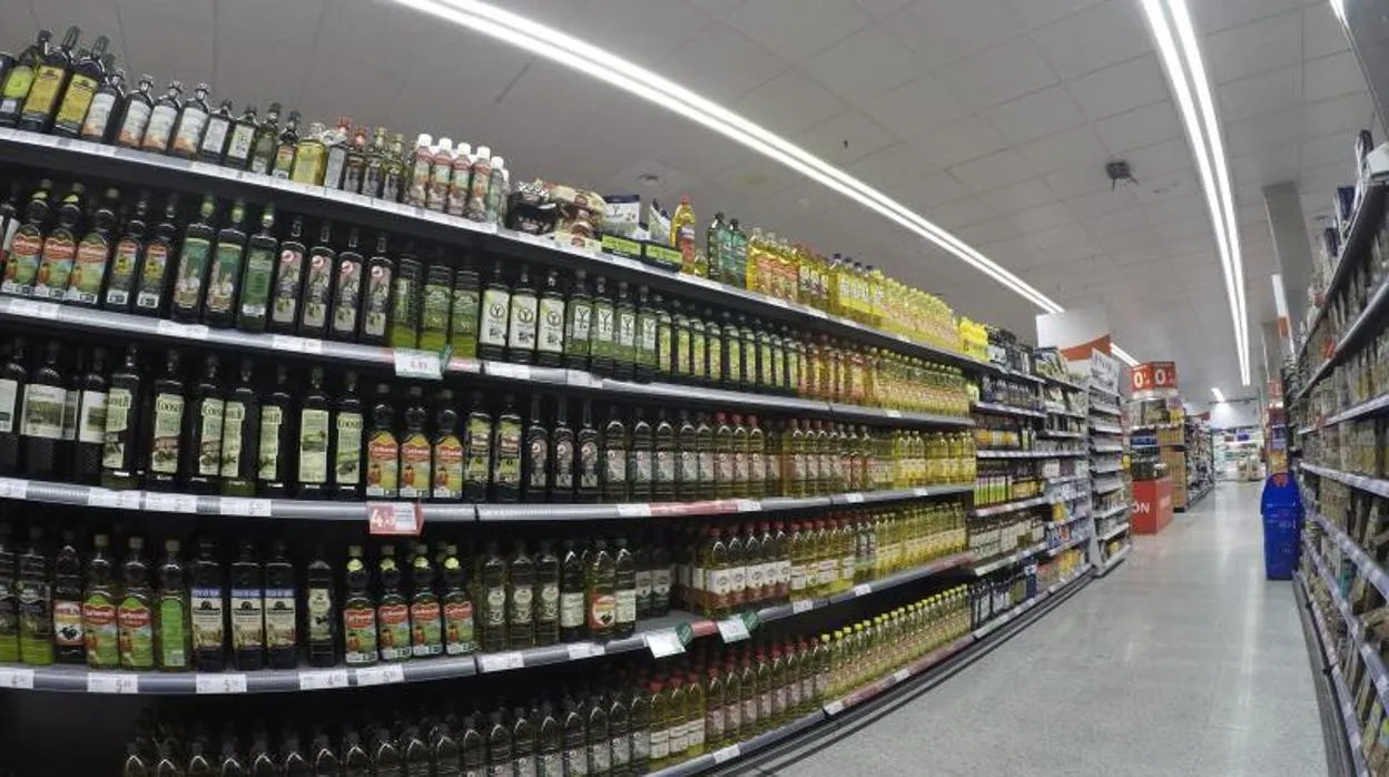 Lineal de un supermercado con botellas de aceite, en una imagen de archivo