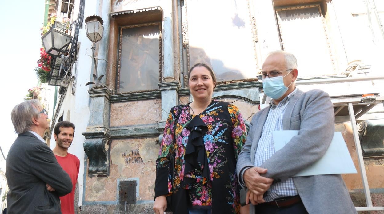 María Luisa Gómez Calero, ante el altar de San Rafael situado entre las calles Candelaria y Lineros