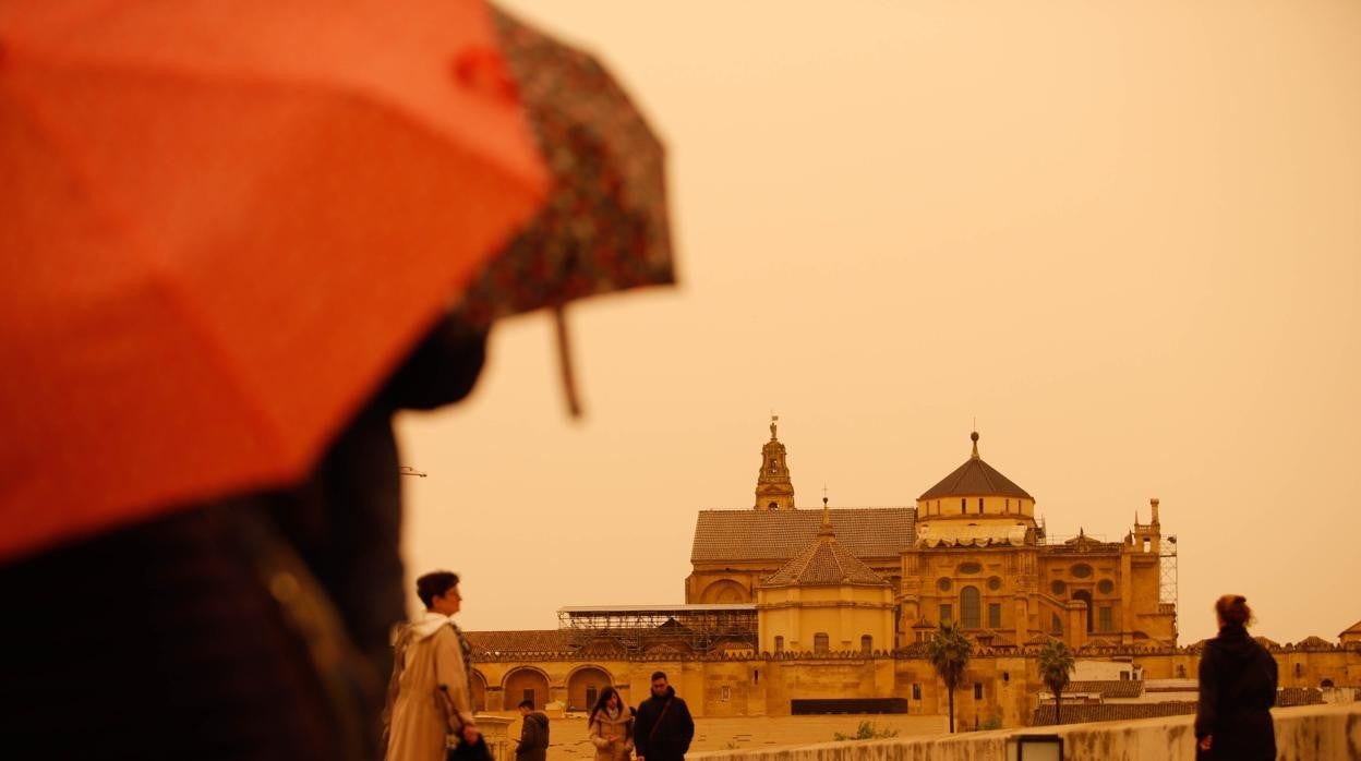 Cielo con calima en Córdoba en marzo de 2022