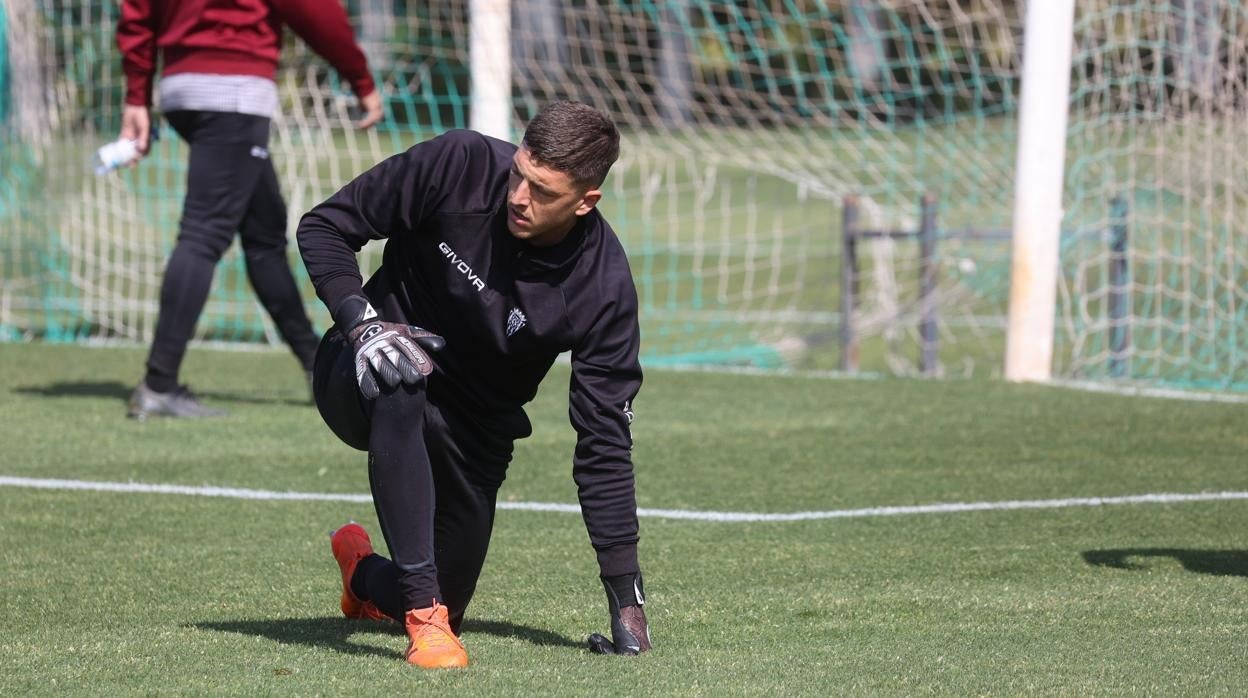 El portero del Córdoba CF Carlos Marín, en el suelo en un entrenamiento