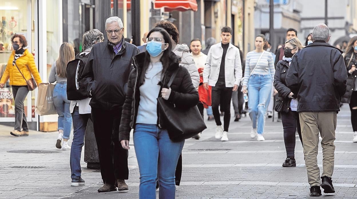 Ciudadanos paseando por Córdoba con mascarilla y sin ella