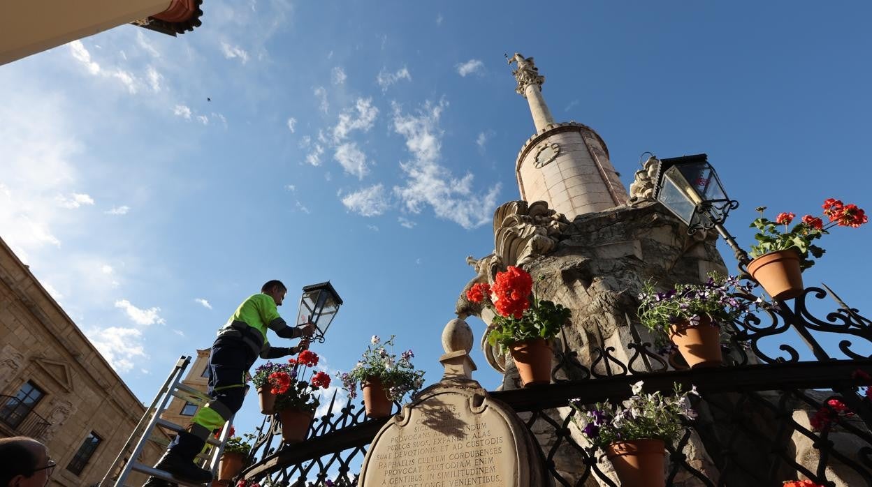 Preparativos en la cruz que instala la hermandad del Santo Sepulcro en el Triunfo de San Rafael