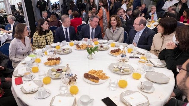 Juan Espadas niega en el Hotel Ritz de Madrid ante cinco ministros de Sánchez el 'milagro' económico andaluz