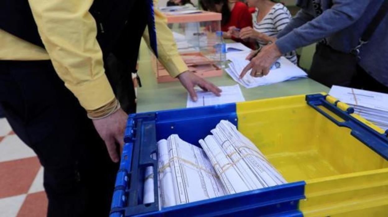 Papeletas de voto en una mesa electoral