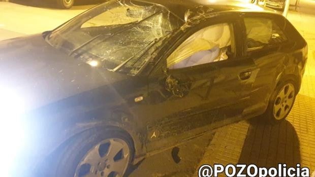 Un conductor bebido choca con dos coches aparcados en Pozoblanco y da una vuelta de campana