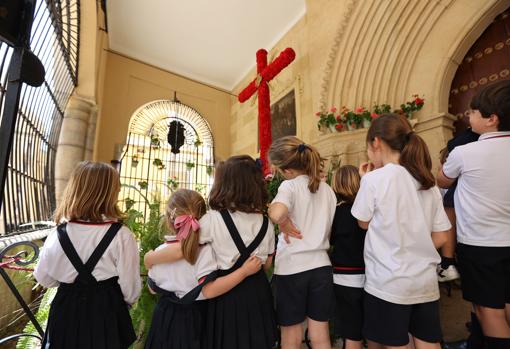 Un grupo de escolares delante de la Cruz de La Sentencia, en San Nicolás