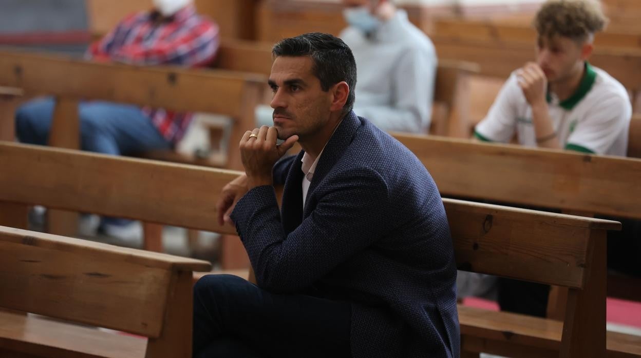 El director deportivo del Córdoba, Juan Gutiérrez ‘Juanito’, en la ofrenda a San Rafael