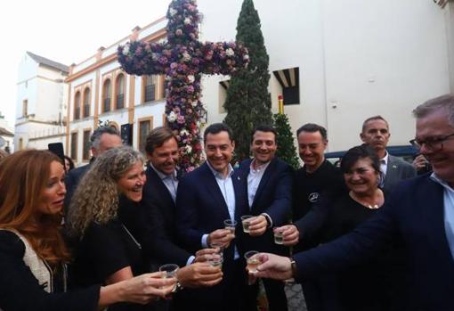 El presidente de la Junta, Juanma Moreno, ayer en su visita a las Cruces de Córdoba