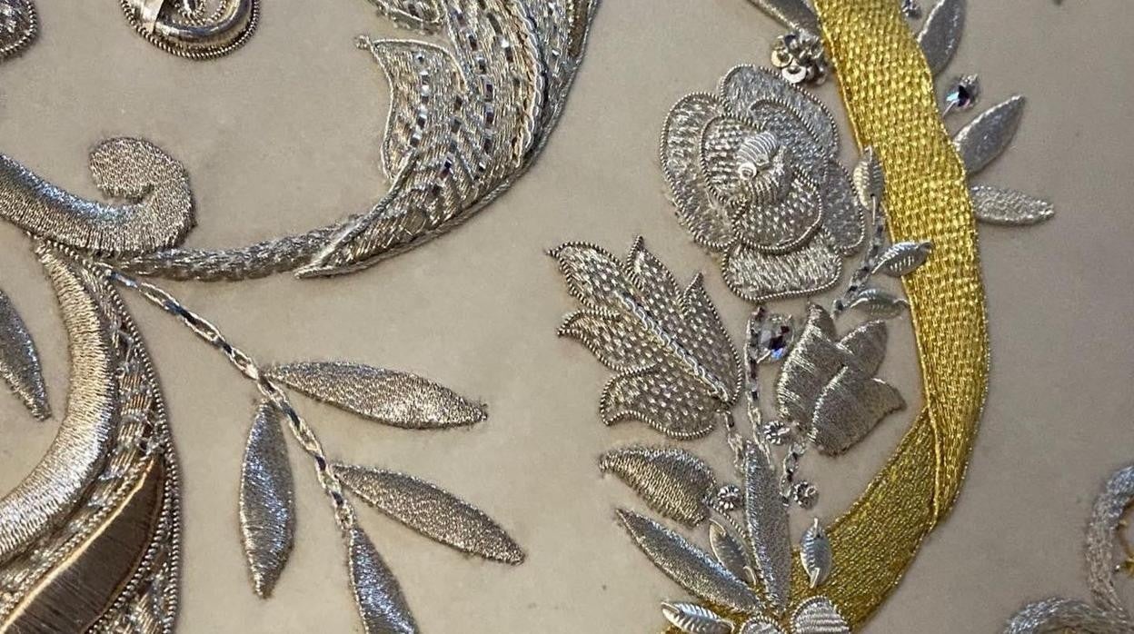 Detalle del bordado de la saya de la coronación