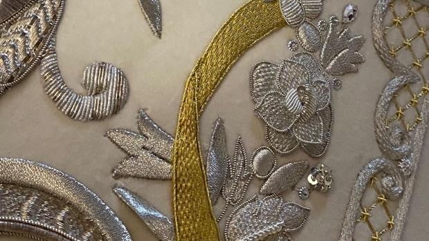 Nuevos avances en el bordado de la saya de la coronación de la Virgen de la Paz de Córdoba