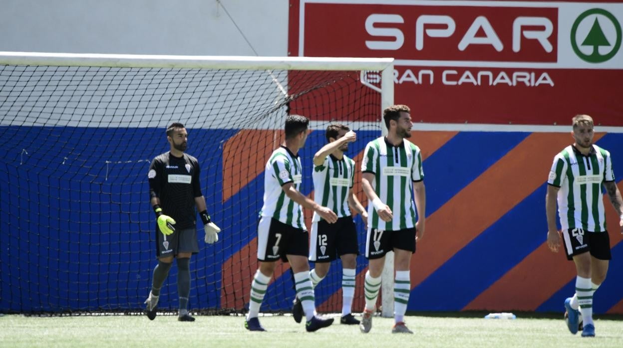 Los jugadores del Córdoba tras encajar un gol ante Panadería Pulido