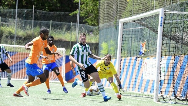 El Córdoba CF empata (3-3) ante el Panadería Pulido para certificar el gafe fuera de la Península