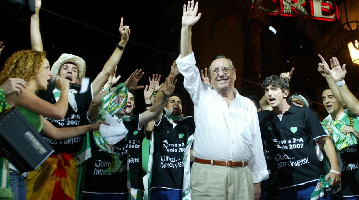 Rafael Campanero dice adiós en la celebración del ascenso del Córdoba a Segunda en 2007