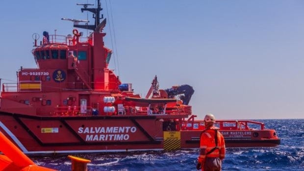 Rescatan a un migrante que navegaba a la deriva en una patera de juguete y aletas en el Estrecho