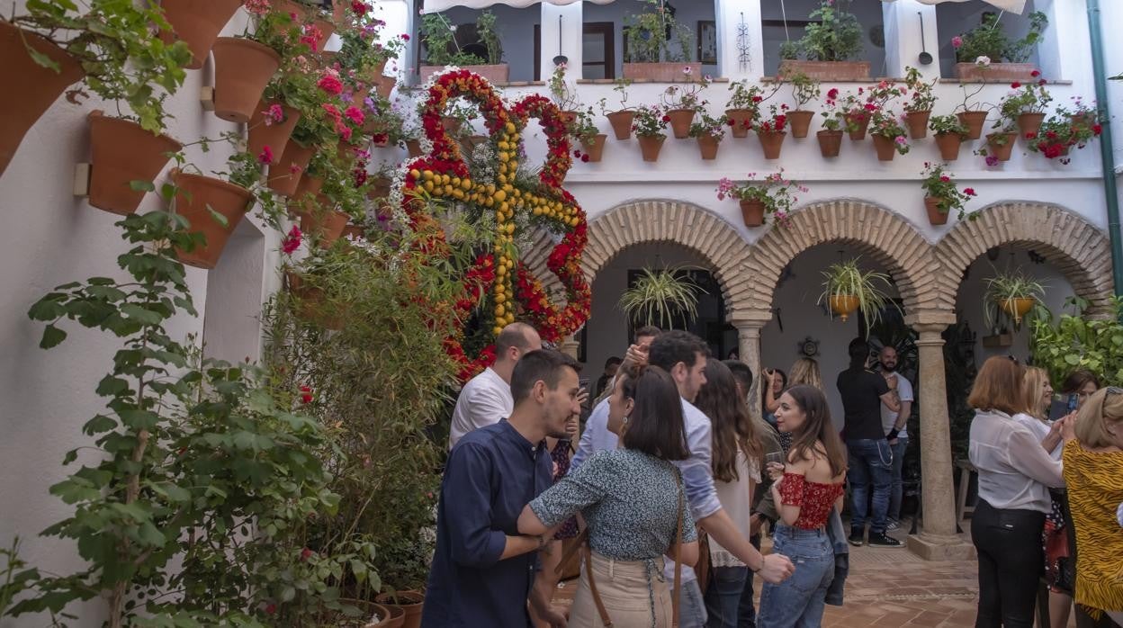 Visitantes a la Cruz de Mayo de Cáritas, una de las premiadas