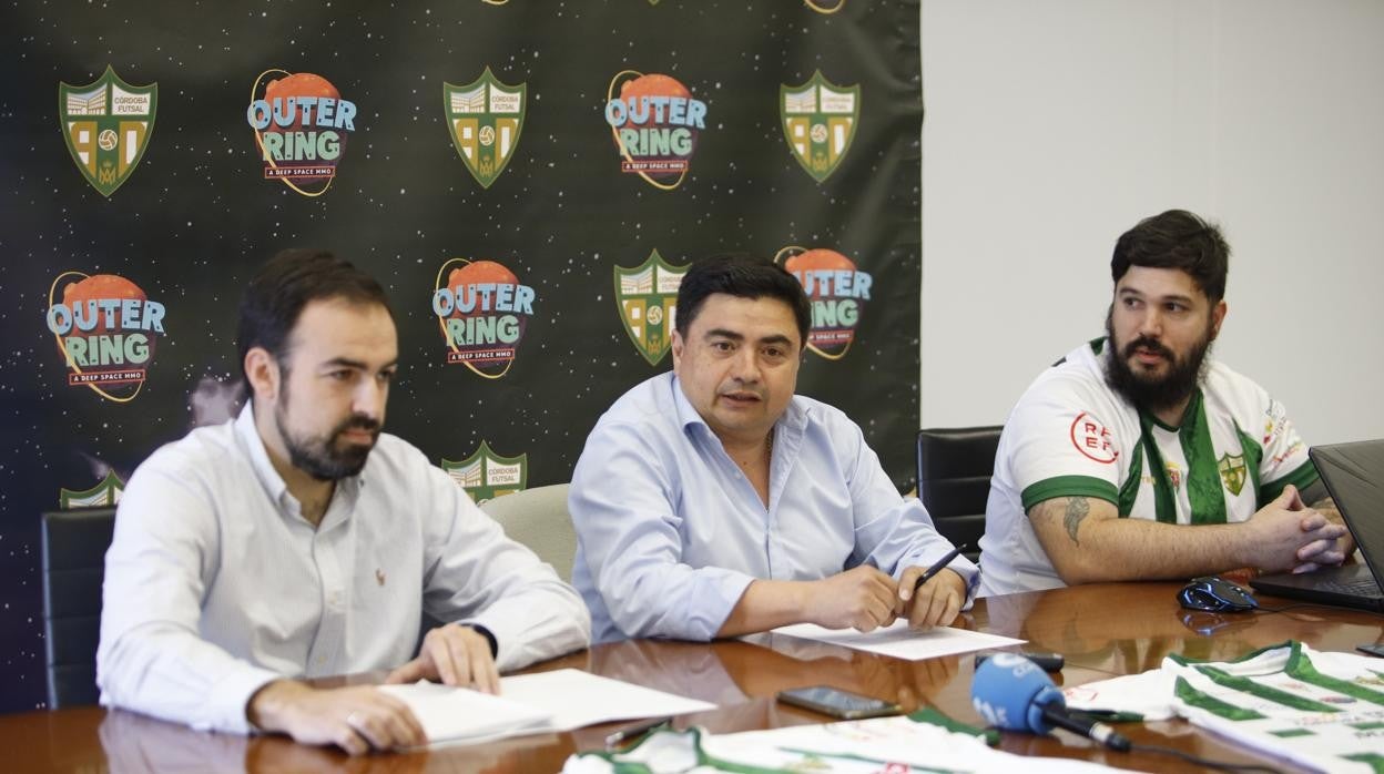 El presidente del Córdoba Patrimonio, García Román, en el centro de la imagen