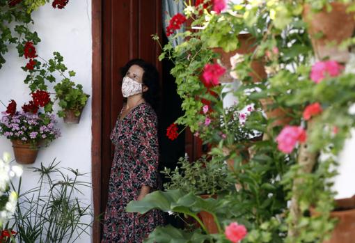 Una mujer contemplando la belleza del patio de Marroquíes, 6