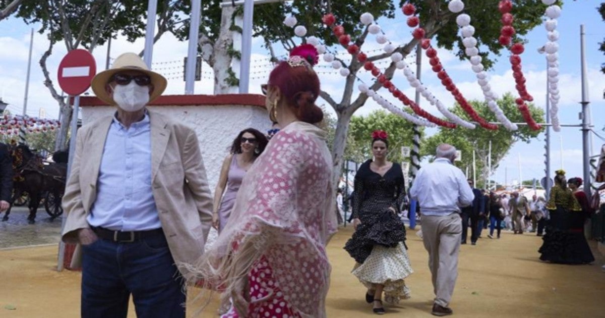 Un señor lleva mascarilla durante el segundo día de Feria de Abril de Sevilla