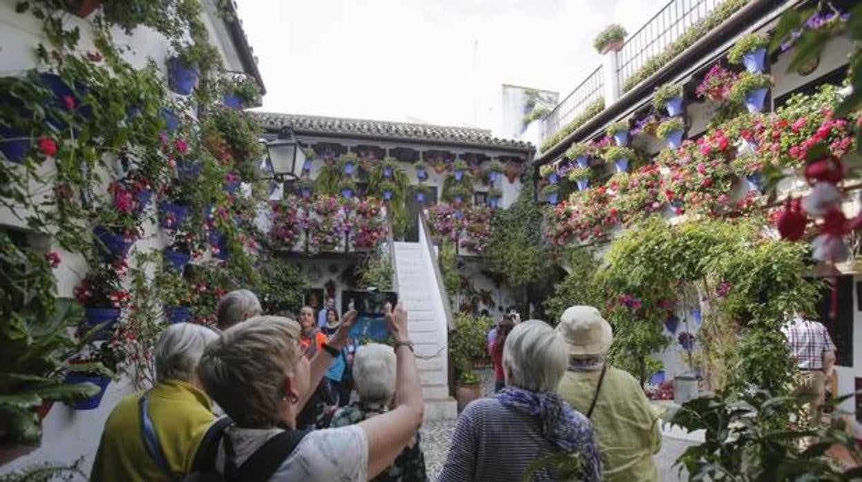 Turistas en un patio de Córdoba