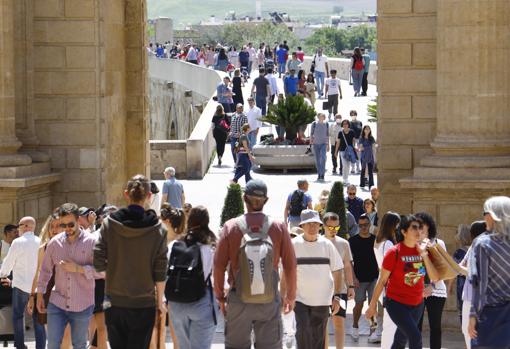 Turistas en la Puerta de Puente durante el puente del 1 de mayo