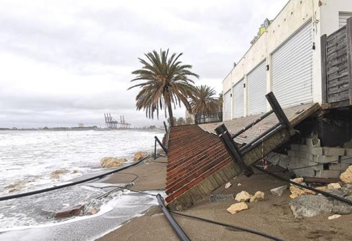 Estado de uno de los chiringuitos de la playa de La Malagueta tras el paso del temporal