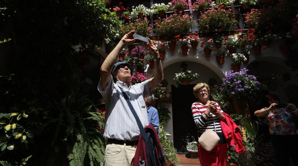 Un hombre fotografía un patio en la presente edición del Festival