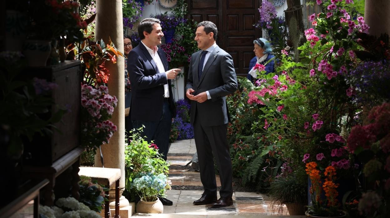 El alcalde de Córdoba y el presidente de la Junta, hoy durante su visita a los Patios