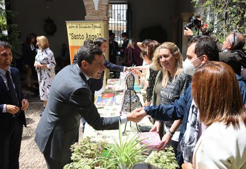 El presidente de la Junta, en el mercadillo solidario instalado en el Palacio de Viana