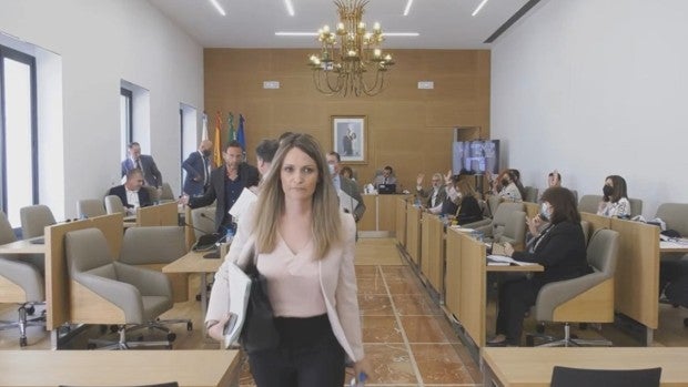 La oposición planta a la presidenta de la Diputación de Huelva tras un duro cruce de acusaciones en el Pleno