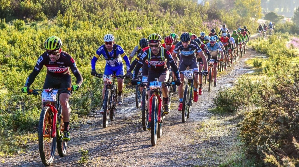 Ciclistas, durante la Huelva Extrema en su última edición en 2018