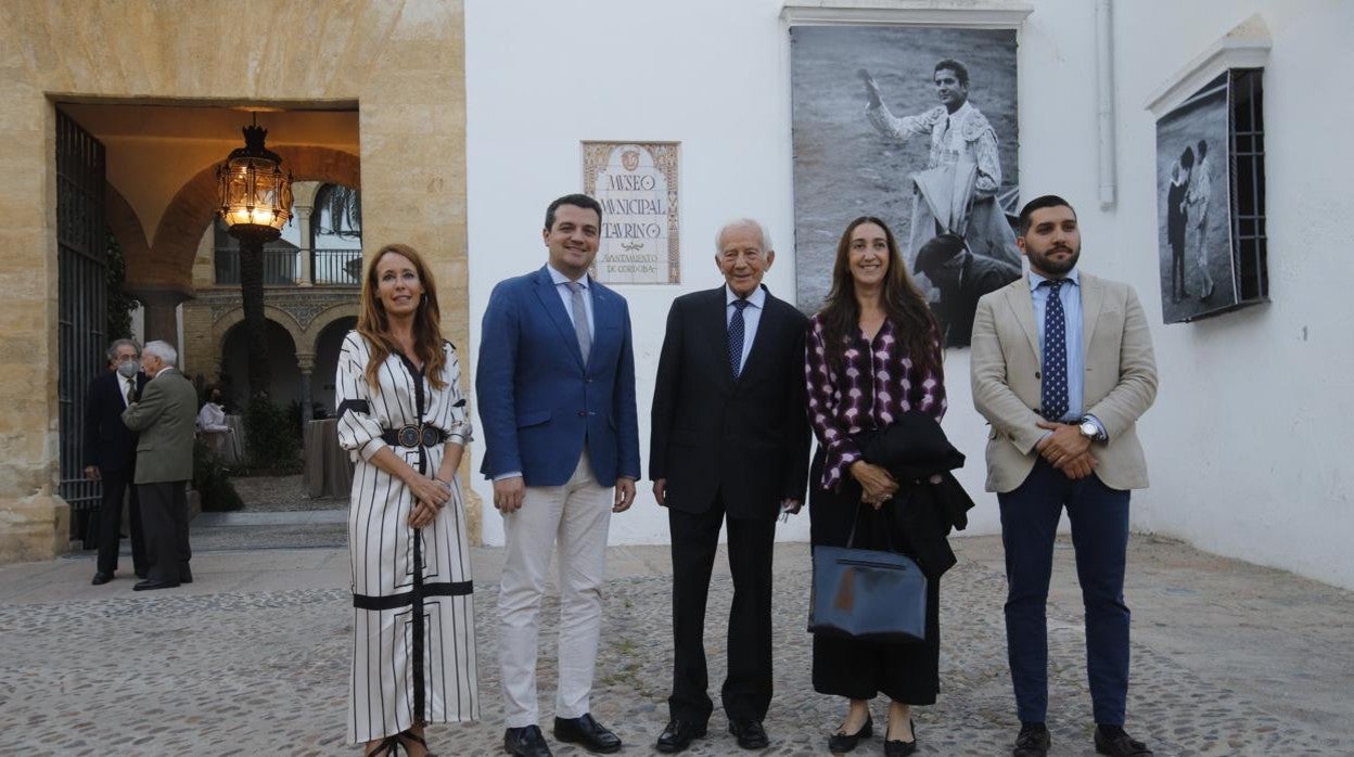 El homenajeado, el centro de la imagen junto a autoridades