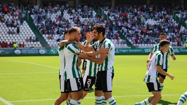 El Córdoba CF gana con remontada (3-2) al Ceuta en la despedida en El Arcángel