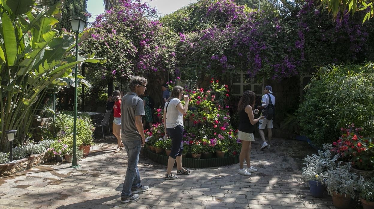 Visitantes en el patio de la plaza de Las Tazas